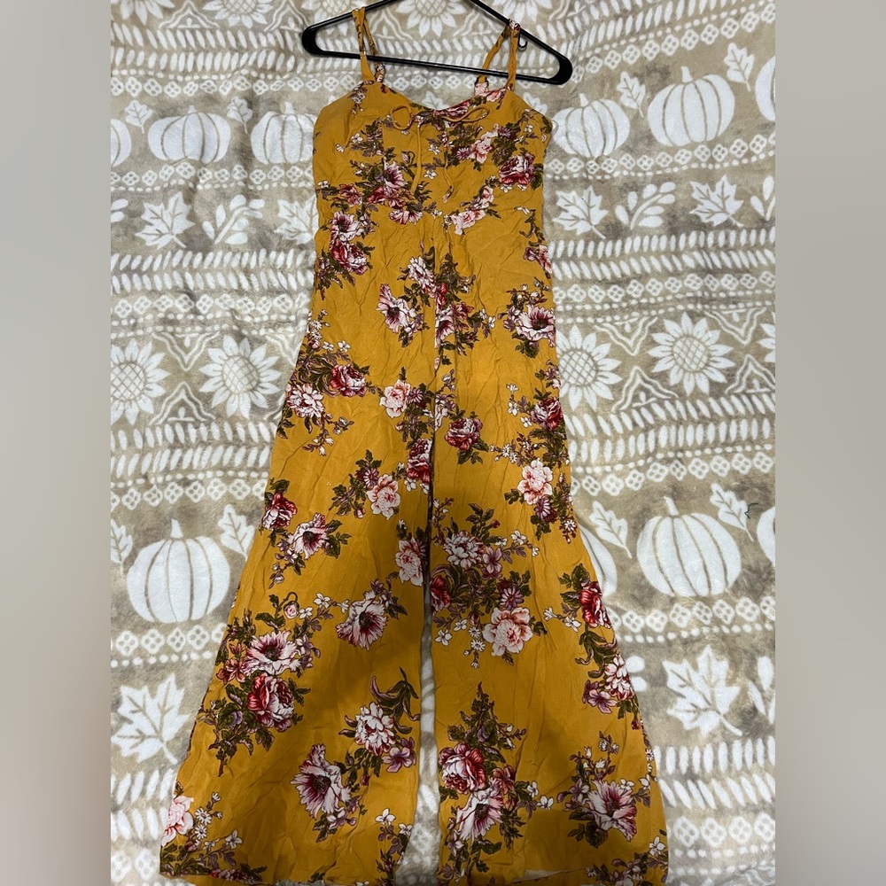 Floral romper Xhilaration Medium lightweight and comfortable also has pockets!!